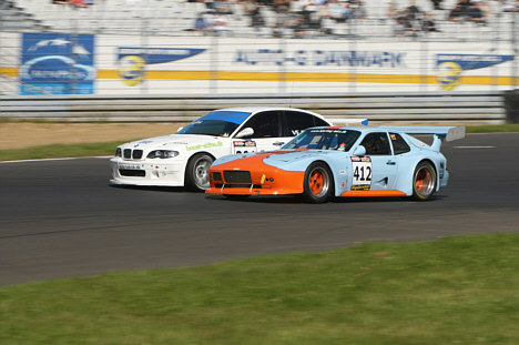 Tæt og fair kamp mellem Andreas Kjærgaard, Porsche 948, og Christian Vejby, BMW 320i E46.